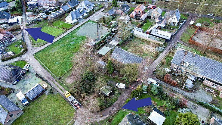 Bij bovenste pijl de plek waar gisteren een waterleiding brak. Bij onderste pijl de breuk van vandaag. - Foto: Hugo Janssen