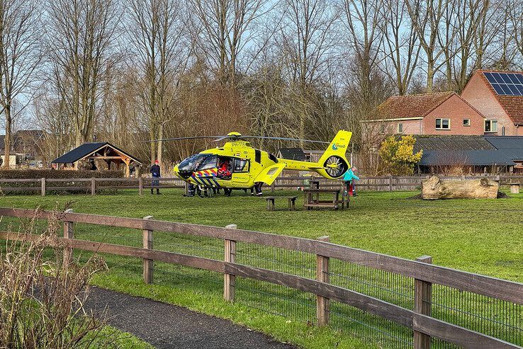 De traumahelikoper landde in het stadspark en bracht de peuter naar het ziekenhuis in Utrecht. - Foto: RTV IJsselmond