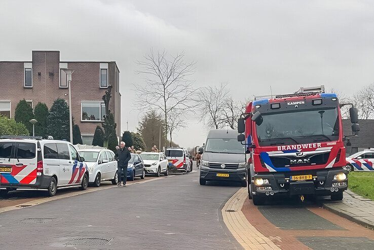 Hulpdiensten in de Kievitstraat na de vondst van de overleden vrouw. - Foto: Klaasjan Strengers