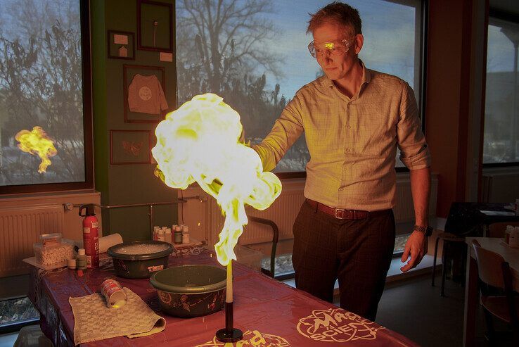 Wethouder Michiel van Willigen bezig met een experiment in het nieuwe Maakpunt. - Foto: Obbe Bakker