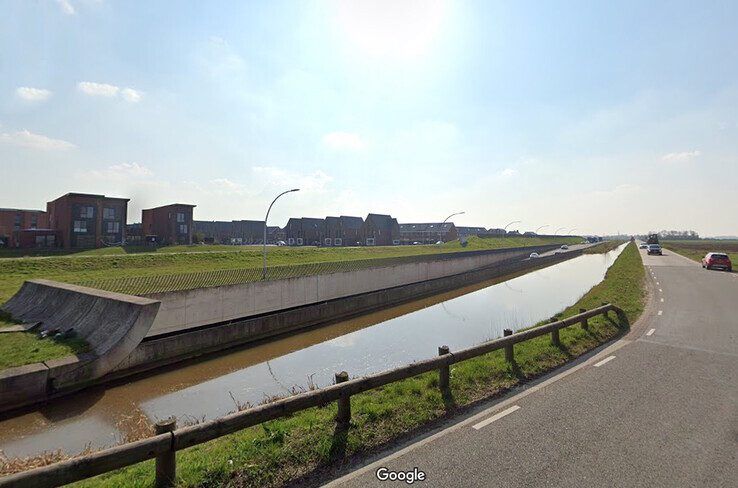 De Boxemtunnel, het aquaduct in de Hasselterweg, met op de achtergrond de woonwijk Stadshagen. - Foto: Google Streetview