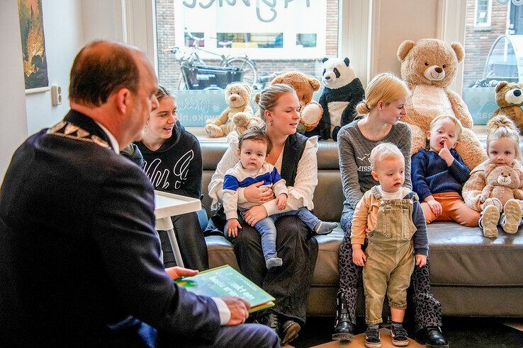 Burgemeester Snijders leest voor bij kinderopvang Nynke in Assendorp. - Foto: Obbe Bakker