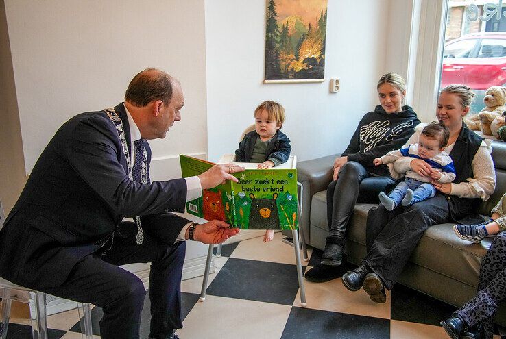 Bekende Zwollenaren lezen voor bij kinderdagverblijven - Foto: Obbe Bakker