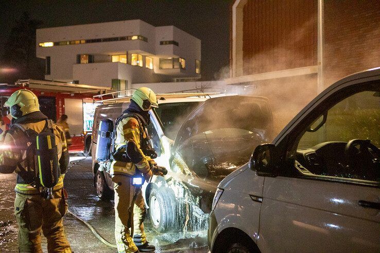 Brandweerlieden blussen de brand, op de achtergrond de brandweerkazerne aan de Middelweg. - Foto: Ruben Meinten