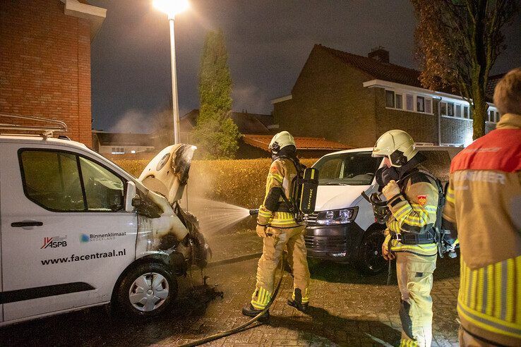 Bestelbus vliegt in brand achter brandweerkazerne in Zwolle - Foto: Ruben Meinten