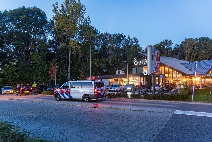 Politie trof het gewonde slachtoffer aan op de parkeerplaats bij KFC aan de Oude Meppelerweg. - Foto: Peter Denekamp