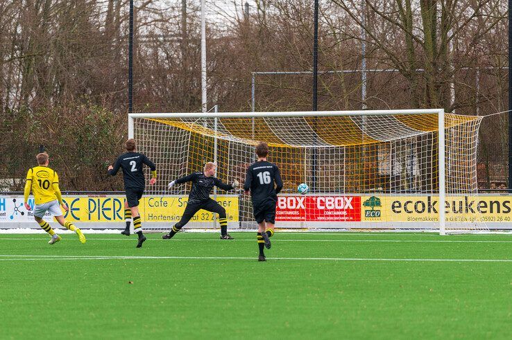 Teun Blom maakt de openingstreffer voor SV Zwolle in de 8e minuut van het duel tegen Wissel. - Foto: Peter Denekamp