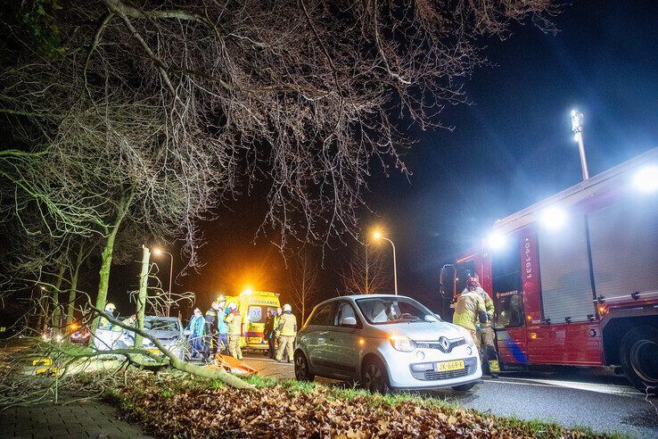 Auto botst tegen boom in Berkum, man in kritieke toestand naar Isala - Foto: Hugo Janssen