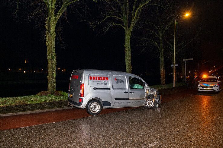 De flink beschadigde bestelwagen op de Burgemeester Drijbersingel. - Foto: Peter Denekamp