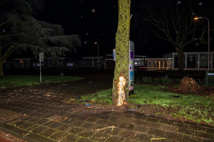 Dronken automobilist (27) raakt fietser en knalt tegen boom in Zwolle - Foto: Peter Denekamp