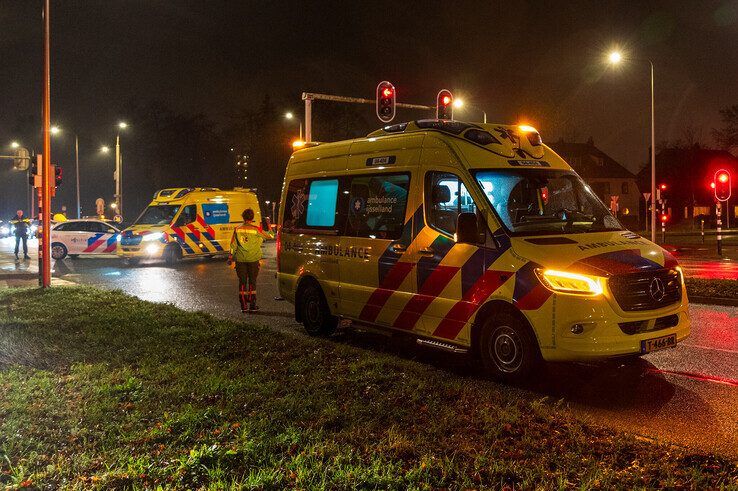 De fietsster is per ambulance overgebracht naar het ziekenhuis in Meppel. - Foto: Peter Denekamp