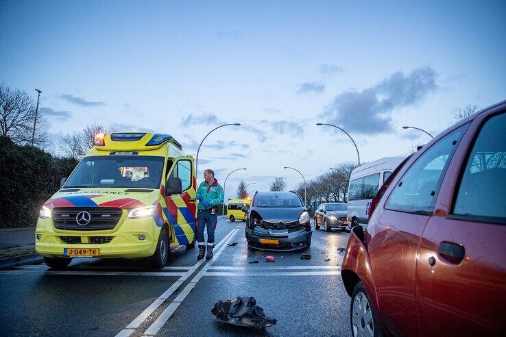 Ambulancemedewerkers bekommeren zich om de inzittenden van beide auto's. - Foto: Hugo Janssen