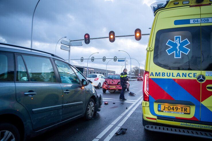 Flinke schade bij kop-staartbotsing op Westenholterallee - Foto: Hugo Janssen