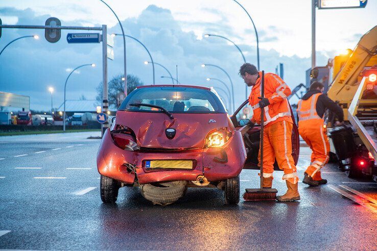 Flinke schade bij kop-staartbotsing op Westenholterallee - Foto: Hugo Janssen