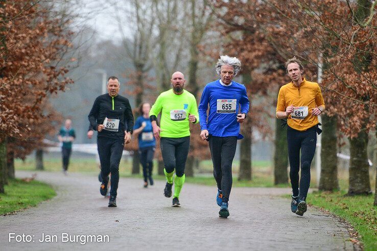 In beeld: 40-plussers zijn ‘jonkies’ te snel af en winnen Wijthmenerplasloop - Foto: Jan Burgman