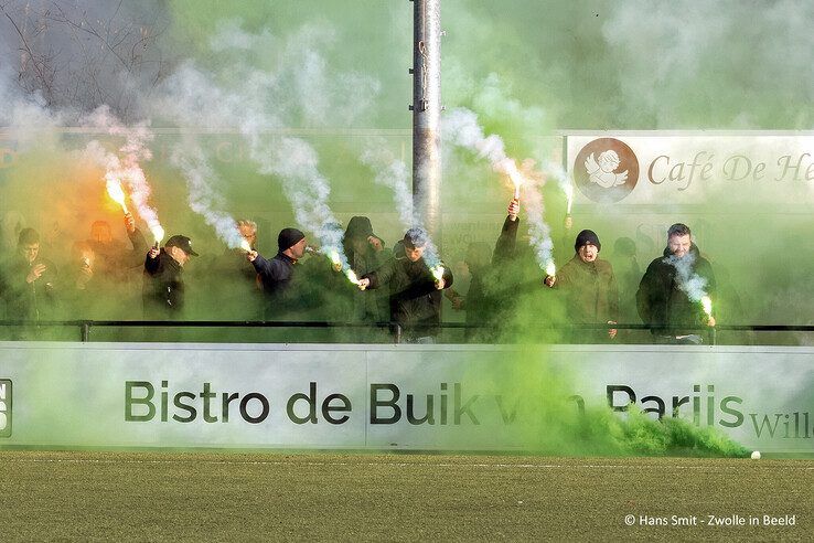 Focus op amateurvoetbal: ZAC wint stadsderby van buurman Zwolsche Boys - Foto: Hans Smit