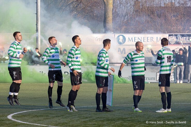 Focus op amateurvoetbal: ZAC wint stadsderby van buurman Zwolsche Boys - Foto: Hans Smit