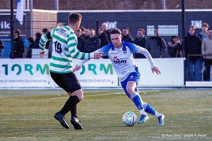 Focus op amateurvoetbal: ZAC wint stadsderby van buurman Zwolsche Boys - Foto: Hans Smit