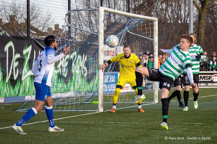 Focus op amateurvoetbal: ZAC wint stadsderby van buurman Zwolsche Boys - Foto: Hans Smit