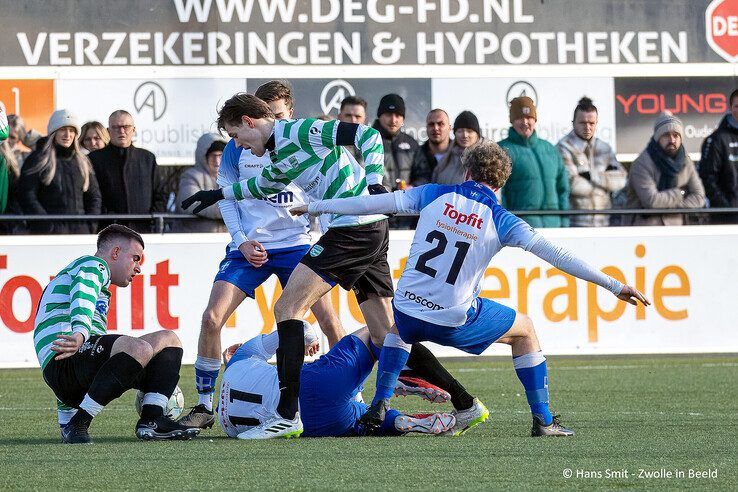 Focus op amateurvoetbal: ZAC wint stadsderby van buurman Zwolsche Boys - Foto: Hans Smit