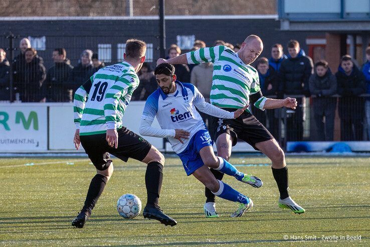 Focus op amateurvoetbal: ZAC wint stadsderby van buurman Zwolsche Boys - Foto: Hans Smit