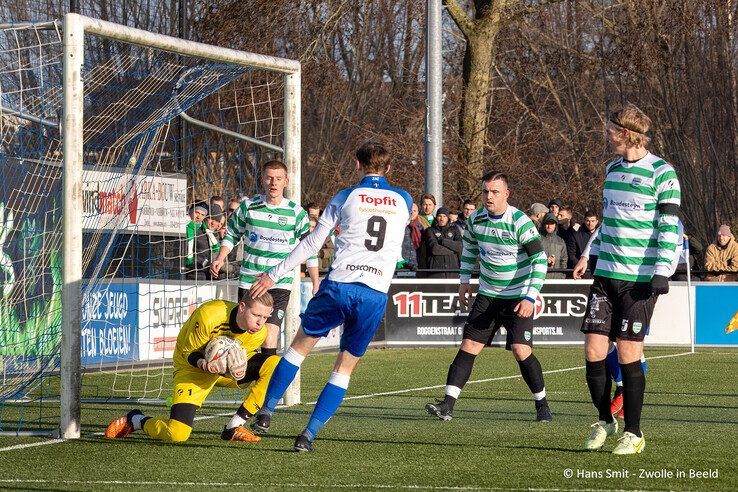 Focus op amateurvoetbal: ZAC wint stadsderby van buurman Zwolsche Boys - Foto: Hans Smit