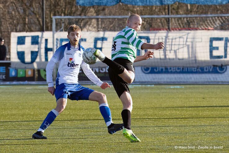 Focus op amateurvoetbal: ZAC wint stadsderby van buurman Zwolsche Boys - Foto: Hans Smit