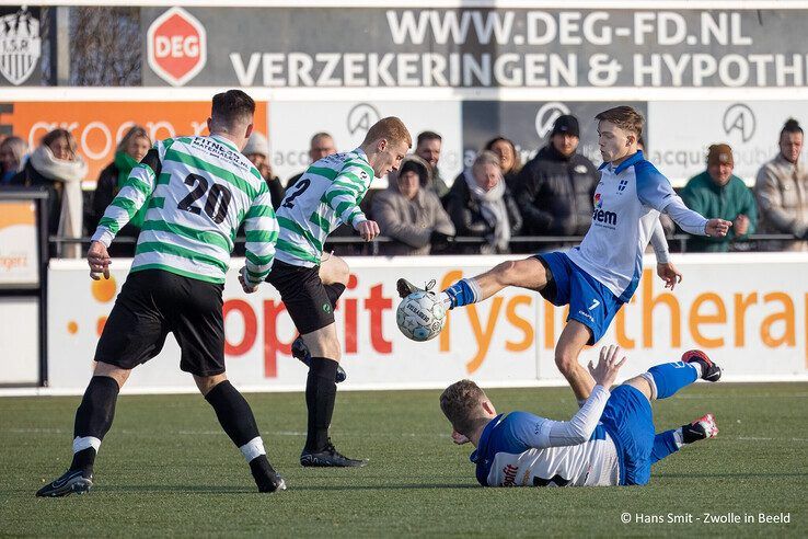 Focus op amateurvoetbal: ZAC wint stadsderby van buurman Zwolsche Boys - Foto: Hans Smit