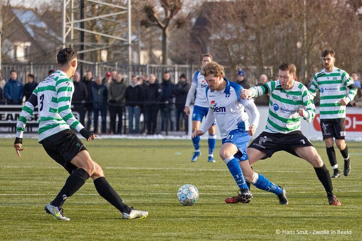 Focus op amateurvoetbal: ZAC wint stadsderby van buurman Zwolsche Boys - Foto: Hans Smit