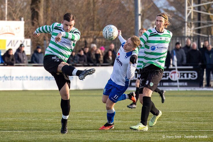 Focus op amateurvoetbal: ZAC wint stadsderby van buurman Zwolsche Boys - Foto: Hans Smit