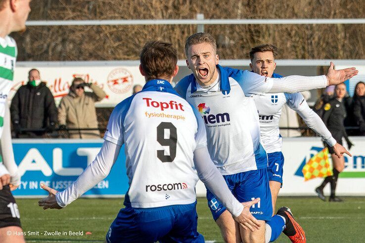 Focus op amateurvoetbal: ZAC wint stadsderby van buurman Zwolsche Boys - Foto: Hans Smit