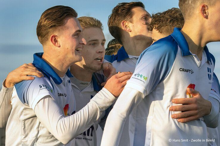 Focus op amateurvoetbal: ZAC wint stadsderby van buurman Zwolsche Boys - Foto: Hans Smit