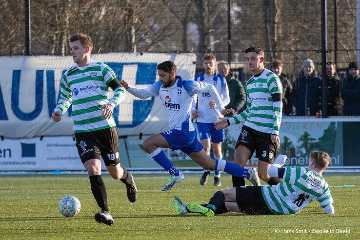 Focus op amateurvoetbal: ZAC wint stadsderby van buurman Zwolsche Boys - Foto: Hans Smit