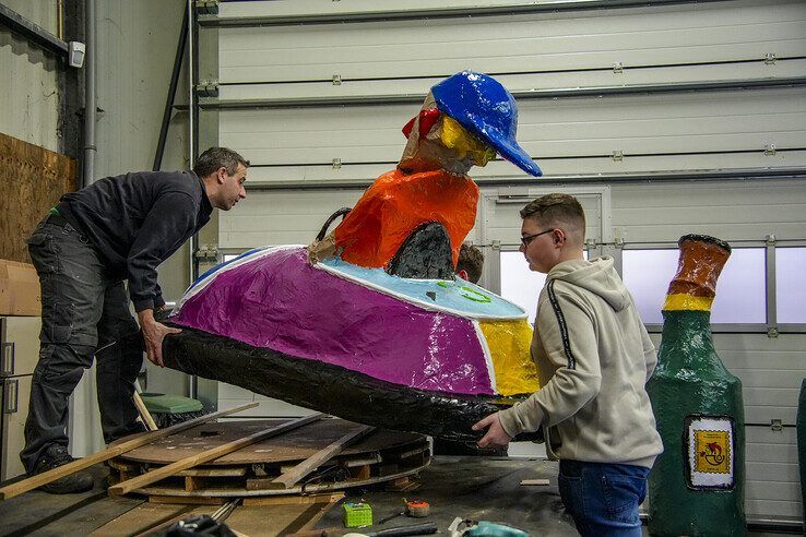 Leerlingen leggen de laatste hand aan hun carnavalswagen. - Foto: Obbe Bakker
