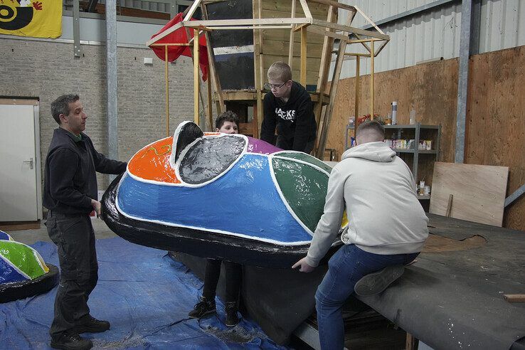 In beeld: Leerlingen van Thorbecke Scholengemeenschap bouwen carnavalswagen - Foto: Obbe Bakker