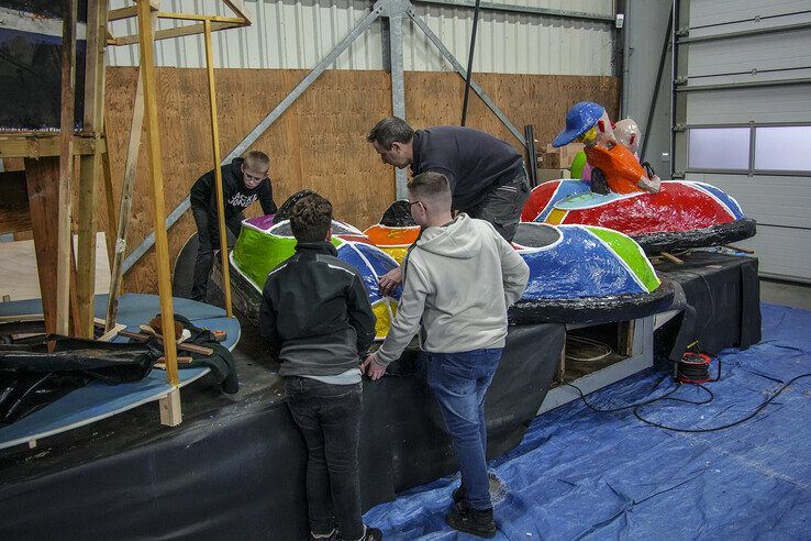 In beeld: Leerlingen van Thorbecke Scholengemeenschap bouwen carnavalswagen - Foto: Obbe Bakker