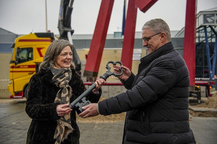 Wethouder Rots overhandigt symbolisch de sleutel van de IJsselhallen aan Hans Scheffer. - Foto: Obbe Bakker