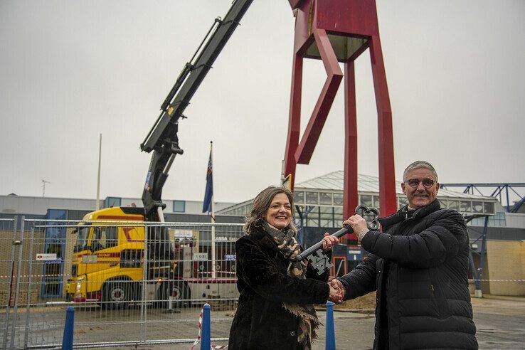 Gemeente Zwolle geeft ‘sleutel’ van IJsselhallen aan sloper - Foto: Obbe Bakker