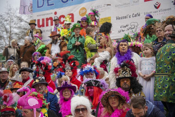 In beeld: Kleurrijke carnavalsparade (met zwart randje) trekt door Sassendonk - Foto: Obbe Bakker