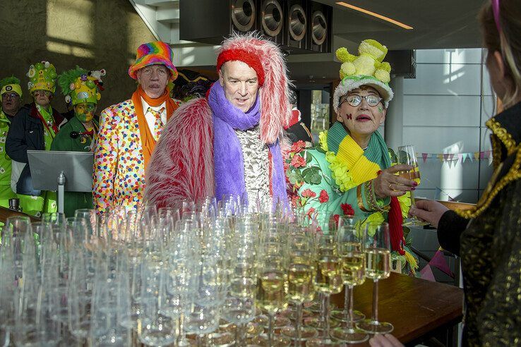 In beeld: Met carnavalsontbijt achter de kiezen verder feesten tijdens carnavalsconcert - Foto: Obbe Bakker