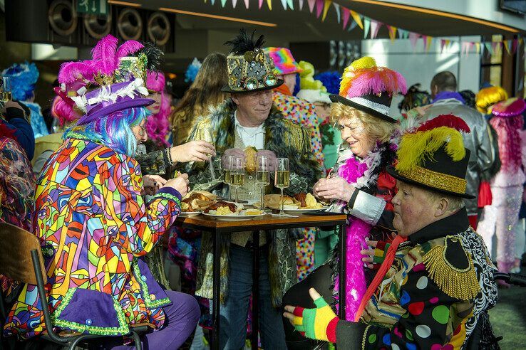 In beeld: Met carnavalsontbijt achter de kiezen verder feesten tijdens carnavalsconcert - Foto: Obbe Bakker