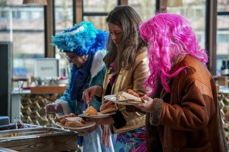 In beeld: Met carnavalsontbijt achter de kiezen verder feesten tijdens carnavalsconcert - Foto: Obbe Bakker