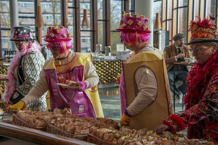 In beeld: Met carnavalsontbijt achter de kiezen verder feesten tijdens carnavalsconcert - Foto: Obbe Bakker