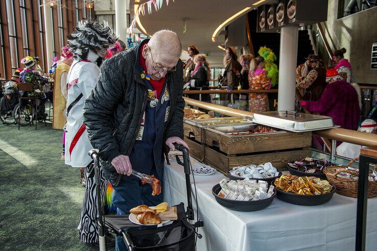 In beeld: Met carnavalsontbijt achter de kiezen verder feesten tijdens carnavalsconcert - Foto: Obbe Bakker