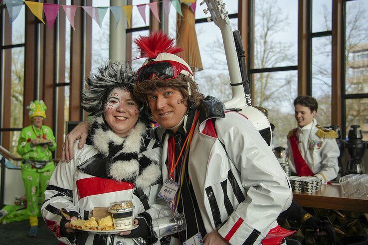 Met een goed gevulde maag genoten carnavalsvierders van het concert. - Foto: Obbe Bakker