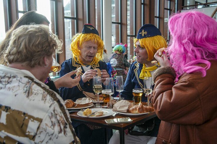 In beeld: Met carnavalsontbijt achter de kiezen verder feesten tijdens carnavalsconcert - Foto: Obbe Bakker