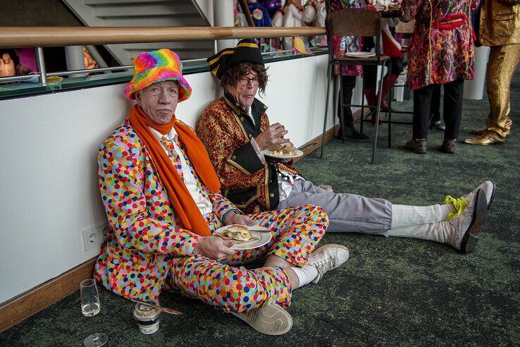 In beeld: Met carnavalsontbijt achter de kiezen verder feesten tijdens carnavalsconcert - Foto: Obbe Bakker