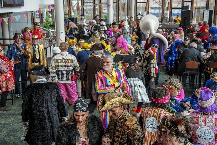 In beeld: Met carnavalsontbijt achter de kiezen verder feesten tijdens carnavalsconcert - Foto: Obbe Bakker