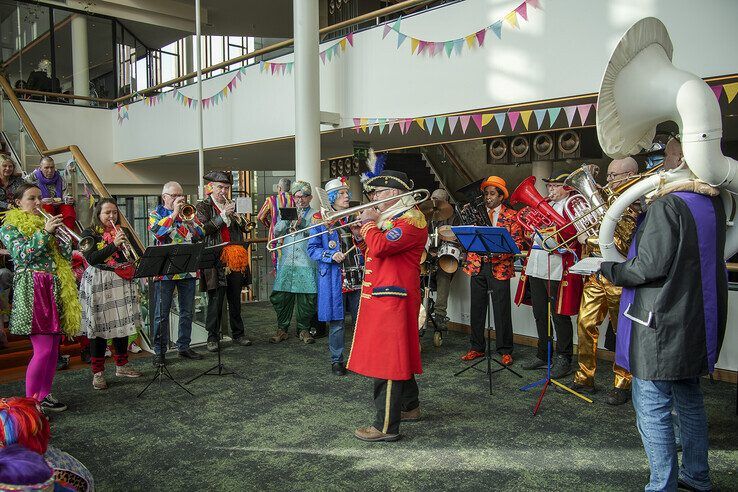 In beeld: Met carnavalsontbijt achter de kiezen verder feesten tijdens carnavalsconcert - Foto: Obbe Bakker