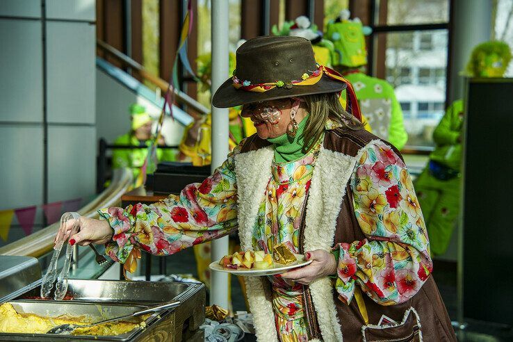 In beeld: Met carnavalsontbijt achter de kiezen verder feesten tijdens carnavalsconcert - Foto: Obbe Bakker